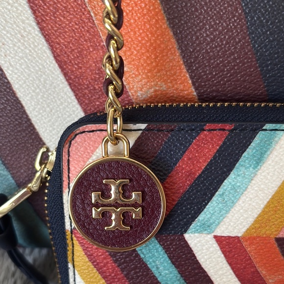 EUC-Tory Burch Kerrington Diamond Square Tote & Wallet Set w/bag charm\key chain - Picture 9 of 17